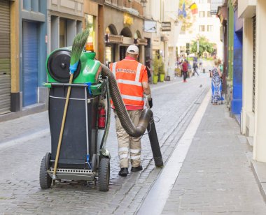 Bir şehir caddesinde büyük bir elektrik süpürgesi ile vakumlama