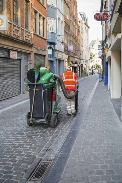 Nettoyage de la saleté dans les rues — Photo