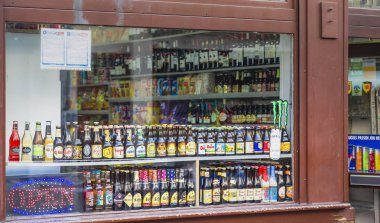 Çok sayıda bira şişesi ile storefront