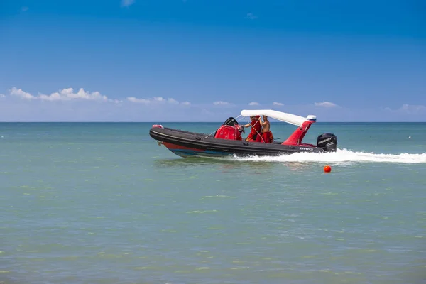 Redders patrouilleren de kustlijn en het strand — Stockfoto