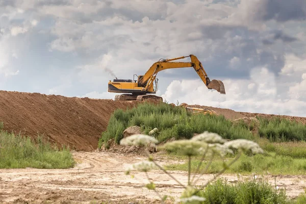 Excavator working in the field — Stock Photo, Image