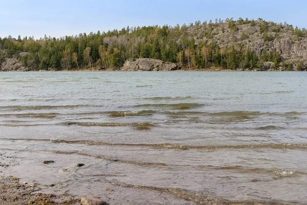 Frühlingslandschaft mit Blick auf den See — Stockfoto