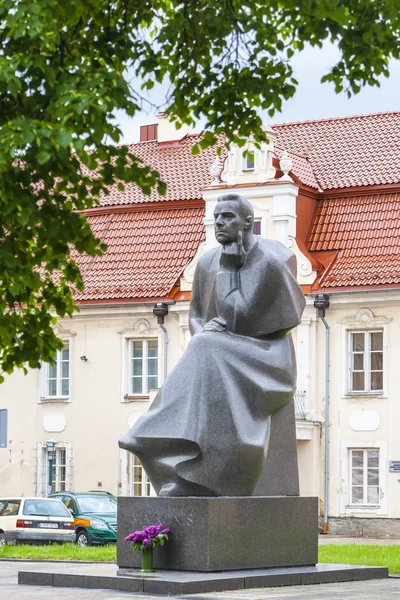 Monument voor de Litouwse dichter Maironis — Stockfoto