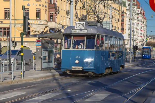 Винтажный синий трамвай — стоковое фото