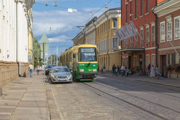 Aleksanterinkatu street with vehicles passing by it and people w — Stock Photo, Image