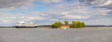 Küçük adalar boyunca limandan yelken lüks yolcu gemisi