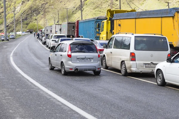 Uma grande linha de carros na estrada para a fronteira do estado com Georgi — Fotografia de Stock