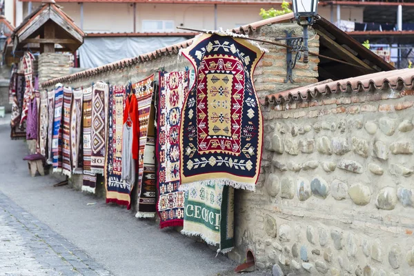 Продажа ковров с национальными узорами Грузии — стоковое фото