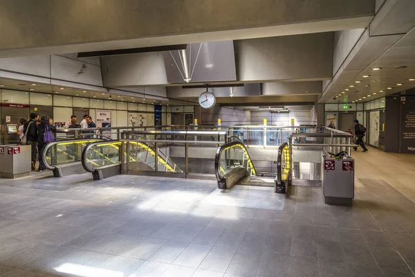 Люди в вестибюле метро Копенгагена — стоковое фото