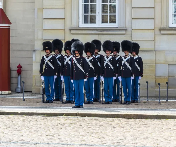 Cambio de guardia en el Castillo de Amalienborg — Foto de Stock