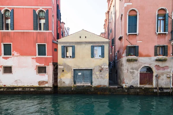 Veneția Italia Casă Mică Malul Canalului — Fotografie, imagine de stoc