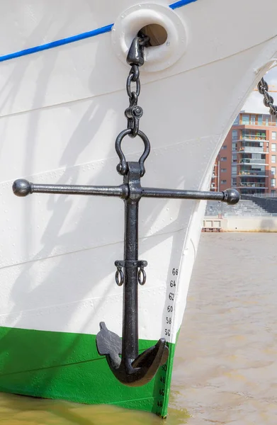 Anclaje Gran Barco Una Cadena Sobre Fondo Del Casco Blanco — Foto de Stock