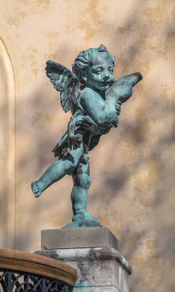 Sculpture Petit Ange Avec Dauphin Dans Les Mains Contre Mur — Photo