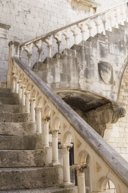 Trogir, Hırvatistan - Venedik tarzında inşa edilen ortaçağ belediye binasının avlusundaki güzel merdiven