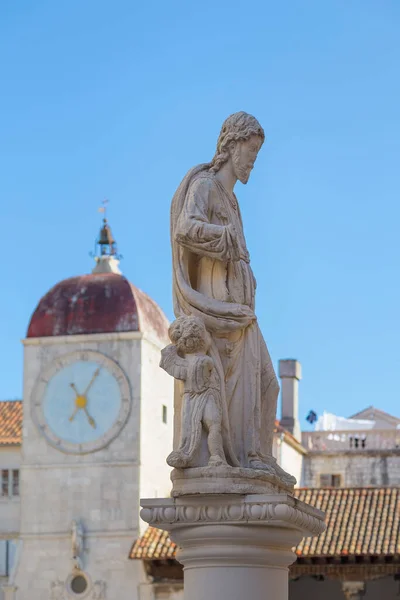 Trogir Kroatien Statue Des Heiligen Laurentius Mit Uhrturm Und Blauem — Stockfoto