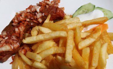 bir yaz günü güneş ışığı altında Almanya Berlin'de sosis kızartması - Berliner köri-sosis mit Pommes - ile köri