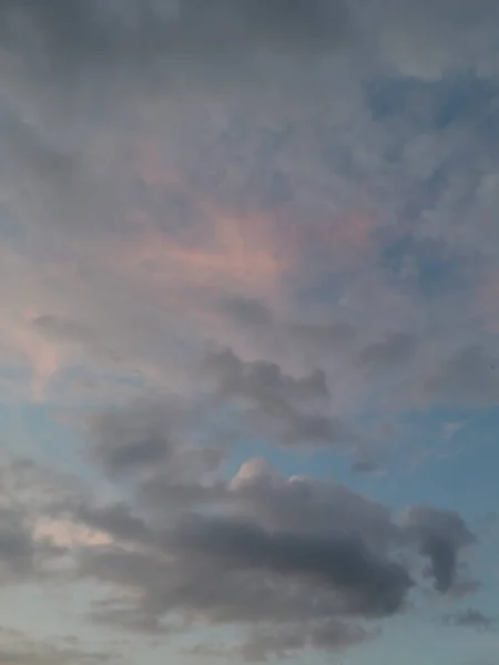 Fehér Rózsaszín Szürke Felhők Egy Kék Esti Égen — Stock Fotó