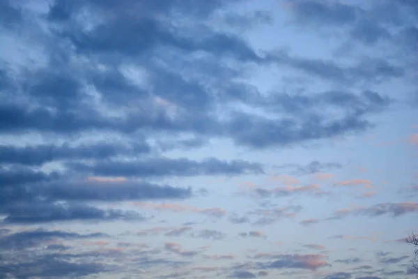 Witte Roze Grijze Wolken Een Herfst Avondlucht Net Voor Zonsondergang — Stockfoto