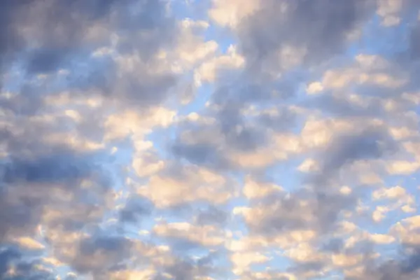 Witte Roze Grijze Wolken Een Herfst Avondlucht Net Voor Zonsondergang — Stockfoto