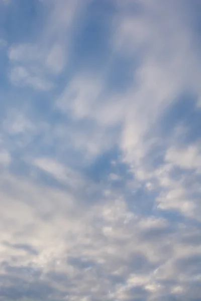 Witte Roze Grijze Wolken Een Herfst Avondlucht Net Voor Zonsondergang — Stockfoto