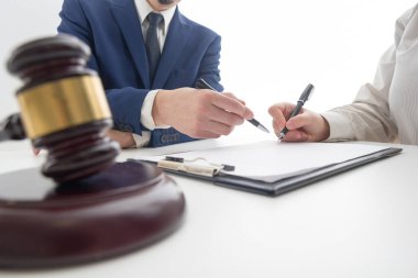 Hukuk, tavsiye ve yasal hizmetler kavramı. Avukat ve takım toplantısı hukuk firmasında avukat.