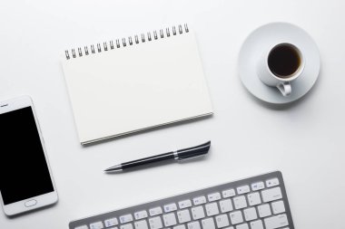 Ofis resepsiyon masası malzemeleri ile. Düz yatıyordu iş işyeri ve nesneleri. Üstten Görünüm. Metin için yer kopyalayın