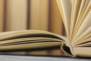 Açık kitap, ahşap masadaki ciltli kitaplar. Okula dönelim. Boşluğu kopyala