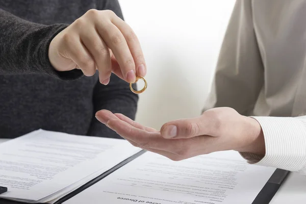 Conceito de divórcio. Mãos de esposa, marido assinando decreto de divórcio, cancelando o casamento, documentos de separação judicial . — Fotografia de Stock