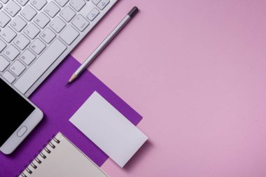 Ofis resepsiyon masası malzemeleri ile. Düz yatıyordu iş işyeri ve nesneleri. Üstten Görünüm. Metin için yer kopyalayın