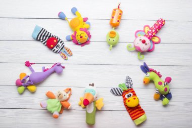 Ahşap arka plan üzerinde renkli çocuk oyuncakları çerçeve. Üst te. Düz yatıyordu. Metin için alan kopyalama.