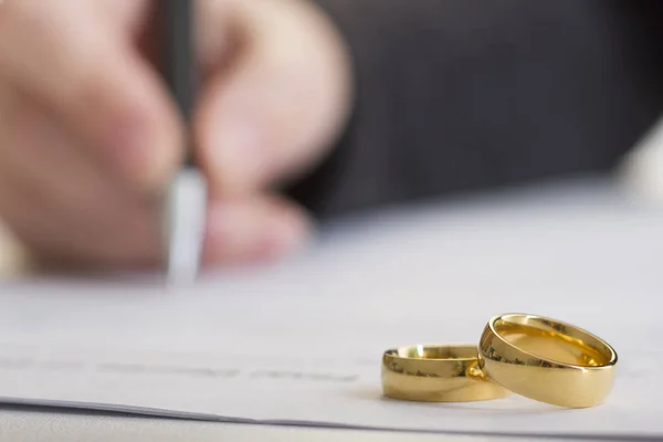 Concepto de divorcio. Manos de esposa, marido firmando decreto de divorcio, cancelando matrimonio, documentos de separación legal . — Foto de Stock