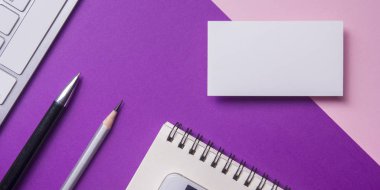 Ofis resepsiyon masası malzemeleri ile. Düz yatıyordu iş işyeri ve nesneleri. Üstten Görünüm. Metin için yer kopyalayın