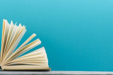 Açık kitap, ahşap masadaki ciltli kitaplar. Okula dönelim. Boşluğu kopyala