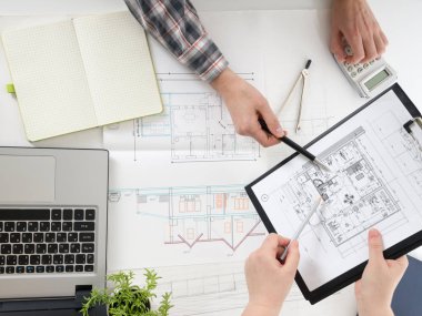 Mimarlar plan, gayrimenkul projesi üzerinde çalışıyor. Mimar işyeri. İnşaat konsepti. Mühendislik araçları.