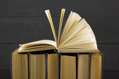 Açık kitap, ahşap masadaki ciltli kitaplar. Okula dönelim. Boşluğu kopyala