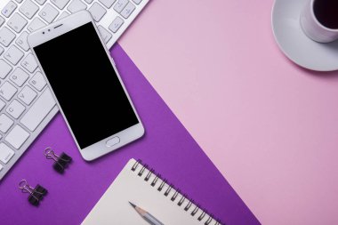 Ofis resepsiyon masası malzemeleri ile. Düz yatıyordu iş işyeri ve nesneleri. Üstten Görünüm. Metin için yer kopyalayın