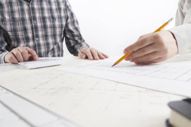Mimarlar plan, gayrimenkul projesi üzerinde çalışıyor. Mimar işyeri. İnşaat konsepti. Mühendislik araçları.