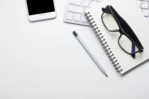 Mesa de escritorio de oficina con suministros. Piso yacía Negocios lugar de trabajo y objetos. Vista superior. Copiar espacio para texto — Foto de Stock