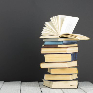 Açık kitap, ahşap masadaki ciltli kitaplar. Okula dönelim. Boşluğu kopyala