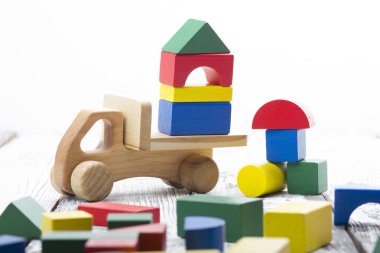 Beyaz arka plan üzerinde izole çocuk oyuncakları kümesi