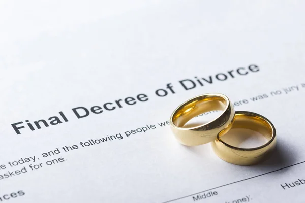 Formulario de decreto de divorcio con anillo de matrimonio y pluma — Foto de Stock