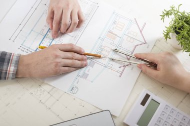 Mimarlar plan, gayrimenkul projesi üzerinde çalışıyor. Mimar işyeri. İnşaat konsepti. Mühendislik araçları.