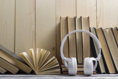 Açık kitap, ahşap masadaki ciltli kitaplar. Okula dönelim. Boşluğu kopyala