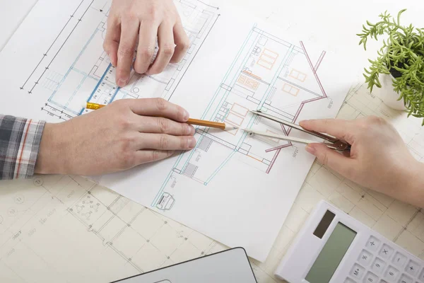 청사진, 부동산 프로젝트에 종사하는 건축가. 건축가 작업장. 건설 개념입니다. 엔지니어링 도구. — 스톡 사진