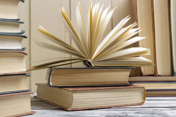 Livro aberto, livros de capa dura sobre mesa de madeira. De volta à escola. Espaço de cópia — Fotografia de Stock