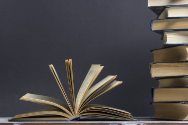 Açık kitap, ahşap masadaki ciltli kitaplar. Okula dönelim. Boşluğu kopyala