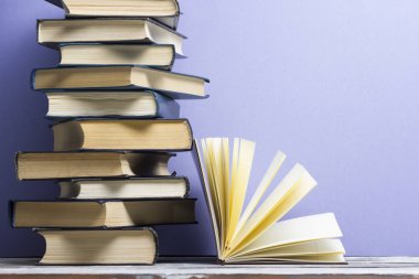 Açık kitap, ahşap masadaki ciltli kitaplar. Okula dönelim. Boşluğu kopyala