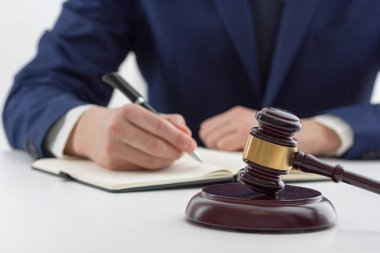 Hukuk, tavsiye ve yasal hizmetler kavramı. Avukat ve takım toplantısı hukuk firmasında avukat.