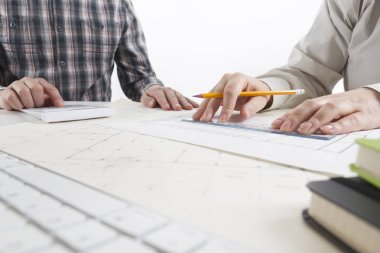 Mimarlar plan üzerinde çalışıyor. Mimarlar işyeri. İnşaat konsepti. Mühendislik araçları.