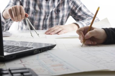 Mimarlar plan üzerinde çalışıyor. Mimarlar işyeri. İnşaat konsepti. Mühendislik araçları.